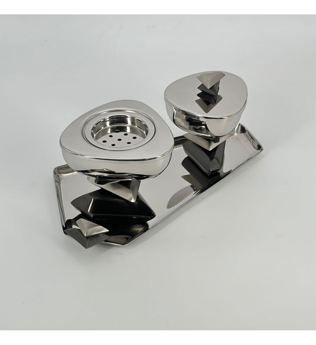 مبخرة فاخرة بتصميم عصري أنيق، مصنوعة من معدن لامع عالي الجودة مع تفاصيل هندسية