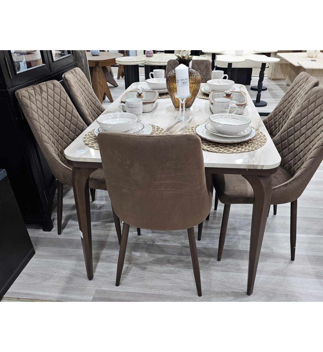 طاولة طعام أنيق يجمع بين الحداثة والفخامة  خشب بديل  الرخام تصميم عصري مع 6كراسي بني 