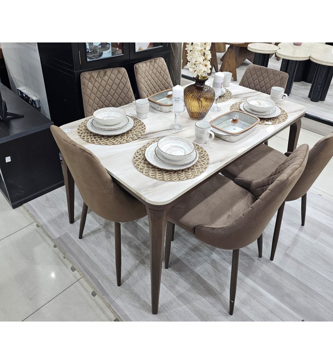 طاولة طعام أنيق يجمع بين الحداثة والفخامة  خشب بديل  الرخام تصميم عصري مع 6كراسي بني 