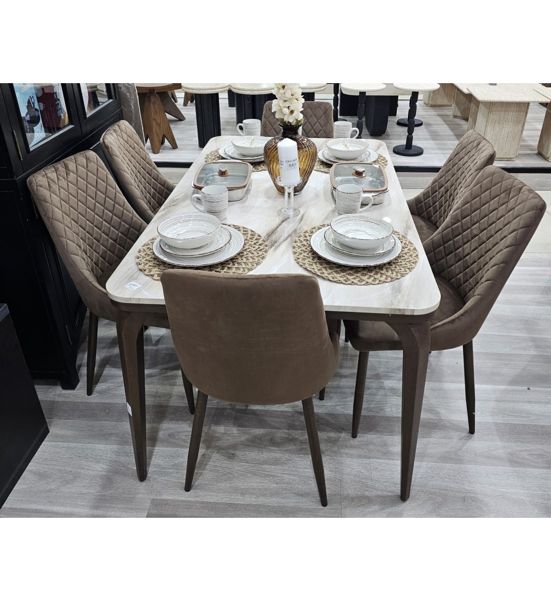 طاولة طعام أنيق يجمع بين الحداثة والفخامة  خشب بديل  الرخام تصميم عصري مع 6كراسي بني 