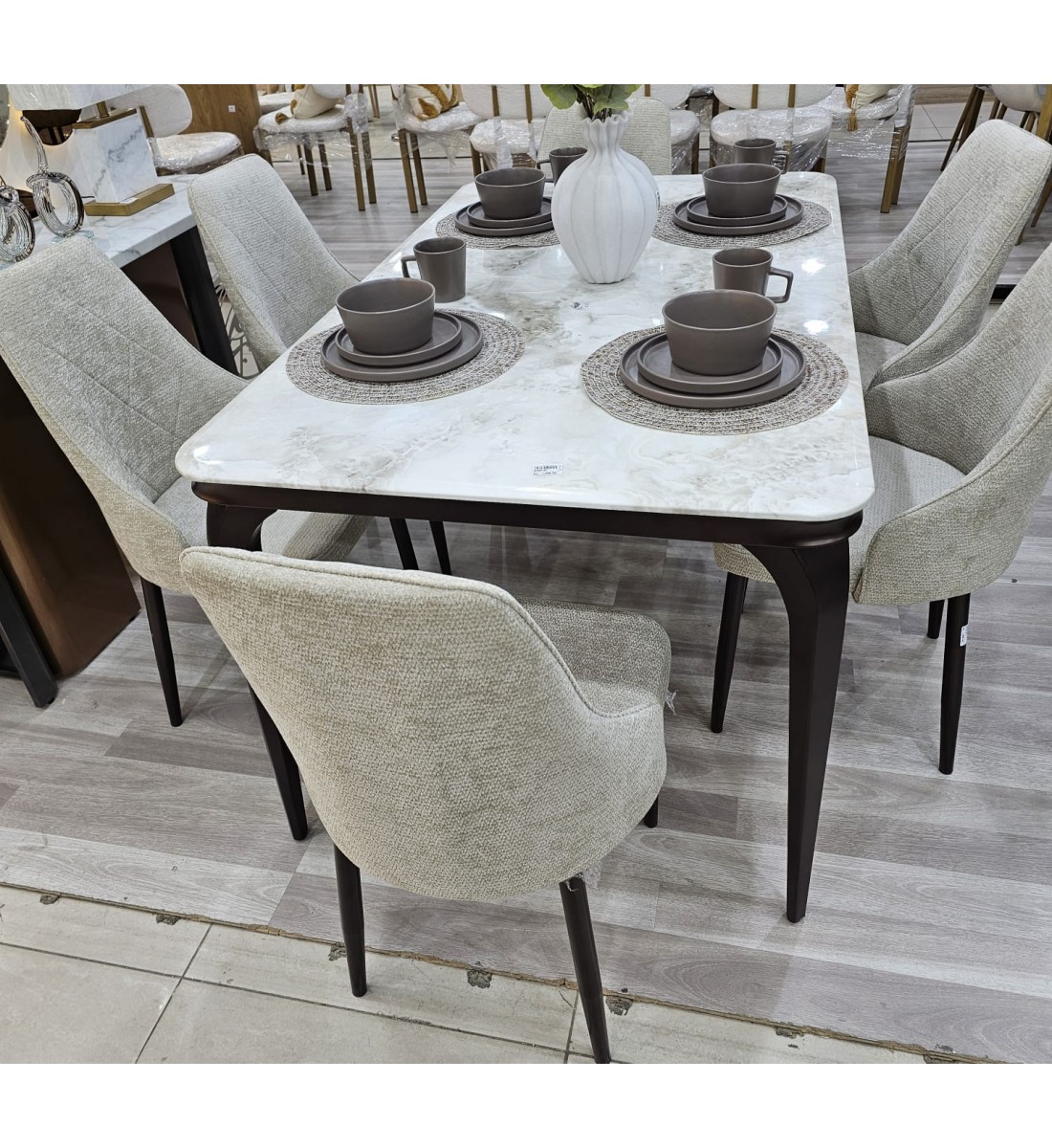 طاولة طعام أنيق يجمع بين الحداثة والفخامة  خشب بديل  الرخام تصميم عصري مع 6كراسي رمادي 