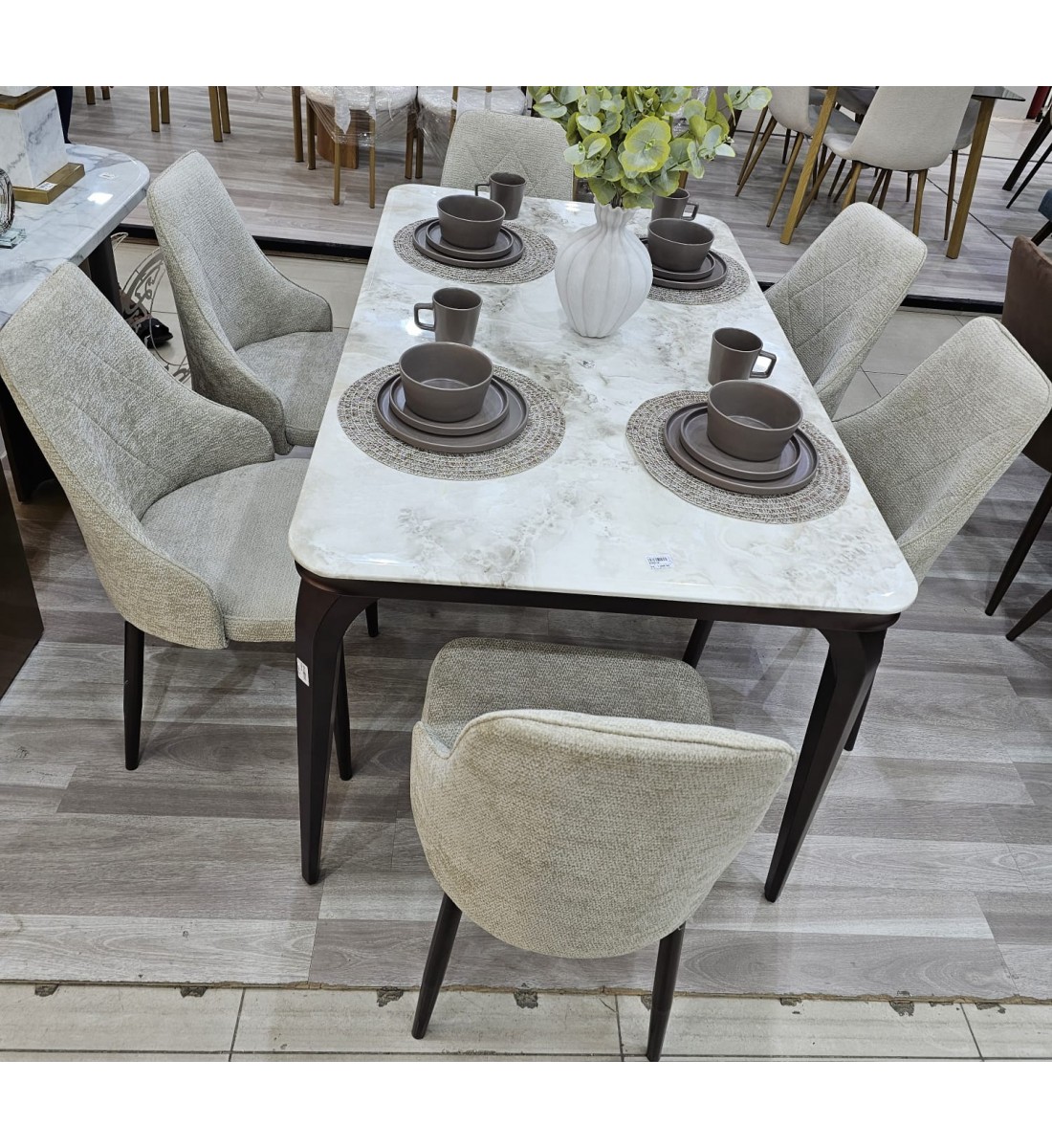 طاولة طعام أنيق يجمع بين الحداثة والفخامة  خشب بديل  الرخام تصميم عصري مع 8 كراسي رمادي 