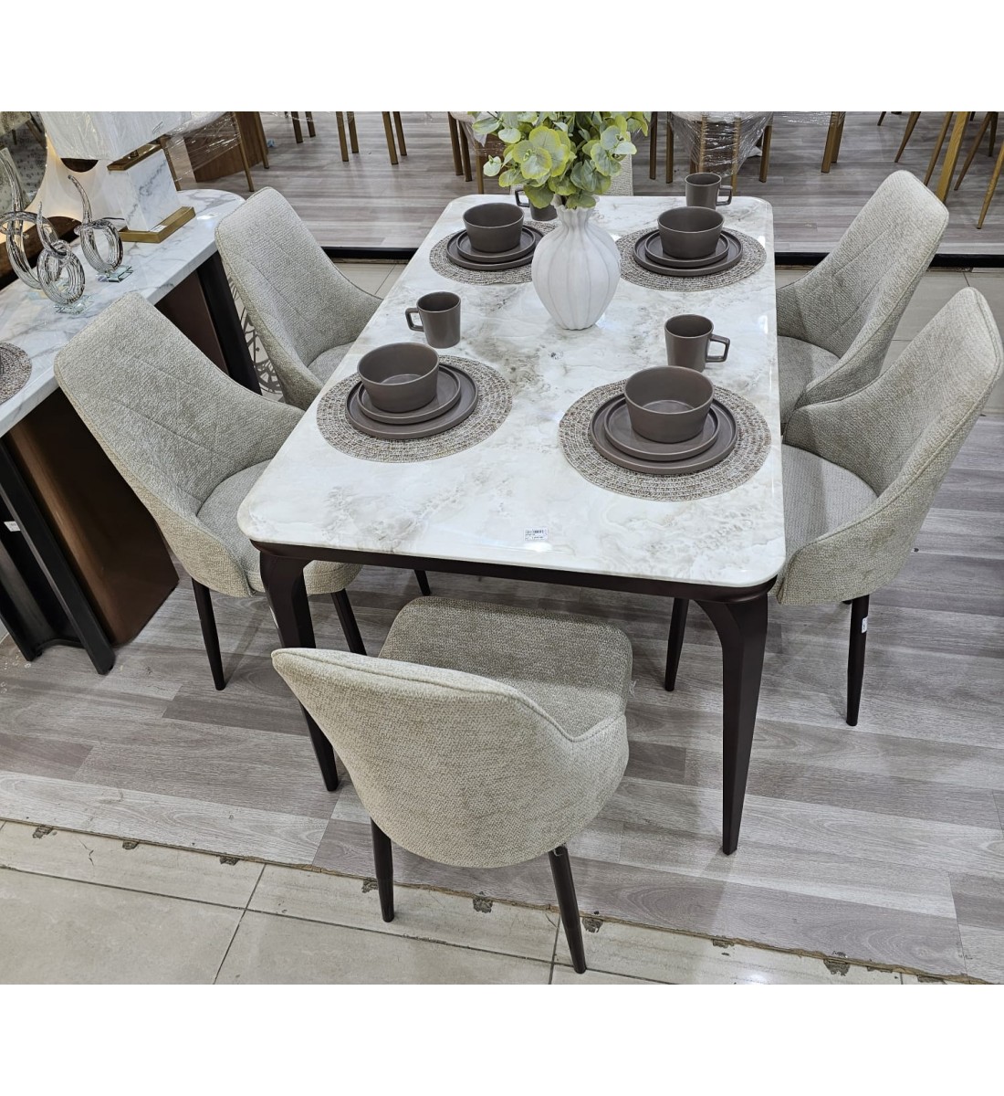طاولة طعام أنيق يجمع بين الحداثة والفخامة  خشب بديل  الرخام تصميم عصري مع 10 كراسي رمادي 