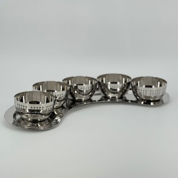 قطعة تقديم أنيقة مصنوعة من الستانلس ستيل اللامع، تتكوّن من 5أوعية صغيرة مرتّبة 