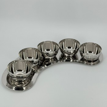 قطعة تقديم أنيقة مصنوعة من الستانلس ستيل اللامع، تتكوّن من 5أوعية صغيرة مرتّبة 