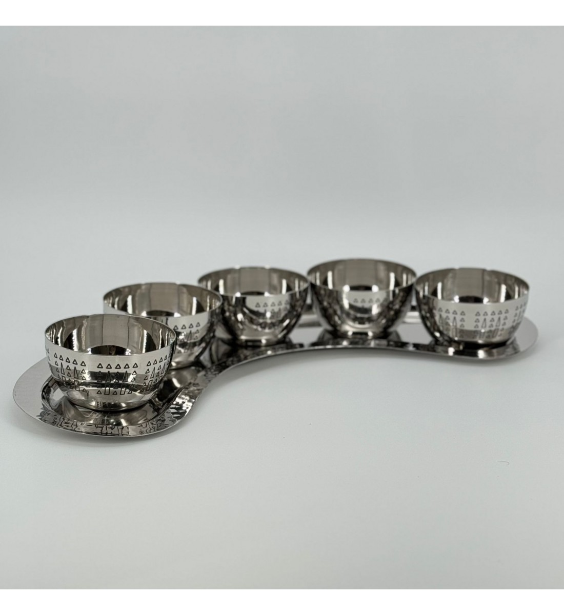 قطعة تقديم أنيقة مصنوعة من الستانلس ستيل اللامع، تتكوّن من 5أوعية صغيرة مرتّبة قطعة تقديم أنيقة مصنوعة من الستانلس ستيل اللامع، تتكوّن من 5أوعية صغيرة مرتّبة