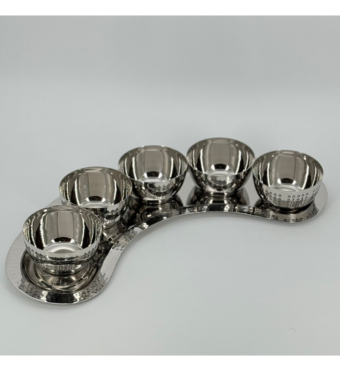 قطعة تقديم أنيقة مصنوعة من الستانلس ستيل اللامع، تتكوّن من 5أوعية صغيرة مرتّبة قطعة تقديم أنيقة مصنوعة من الستانلس ستيل اللامع، تتكوّن من 5أوعية صغيرة مرتّبة