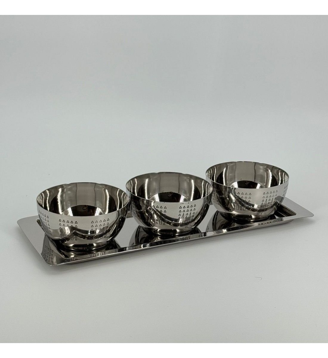 قطعة تقديم أنيقة مصنوعة من الستانلس ستيل اللامع، تتكوّن من 3ا وعية صغيرة مرتّبة 