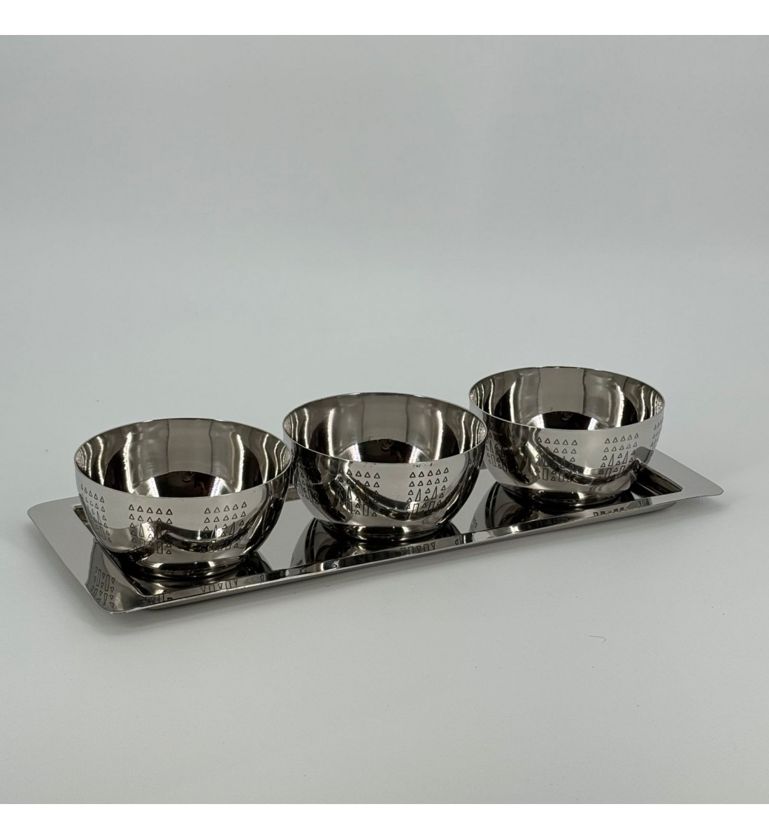 قطعة تقديم أنيقة مصنوعة من الستانلس ستيل اللامع، تتكوّن من 3ا وعية صغيرة مرتّبة 