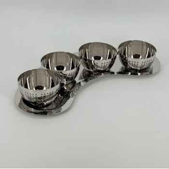 قطعة تقديم أنيقة مصنوعة من الستانلس ستيل اللامع، تتكوّن من 4أوعية صغيرة مرتّبة 