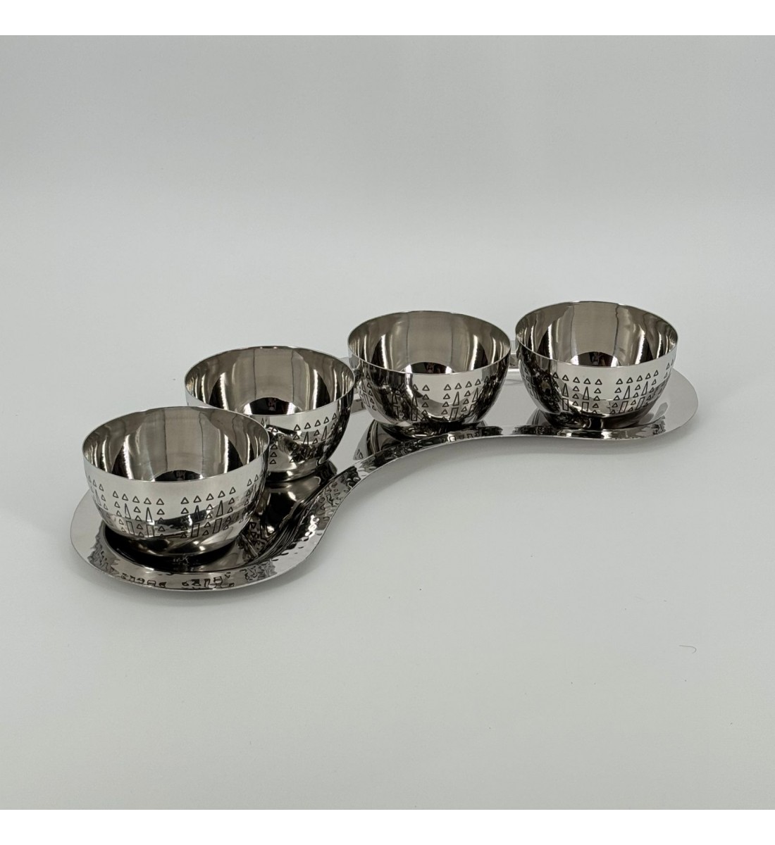 قطعة تقديم أنيقة مصنوعة من الستانلس ستيل اللامع، تتكوّن من 4أوعية صغيرة مرتّبة 