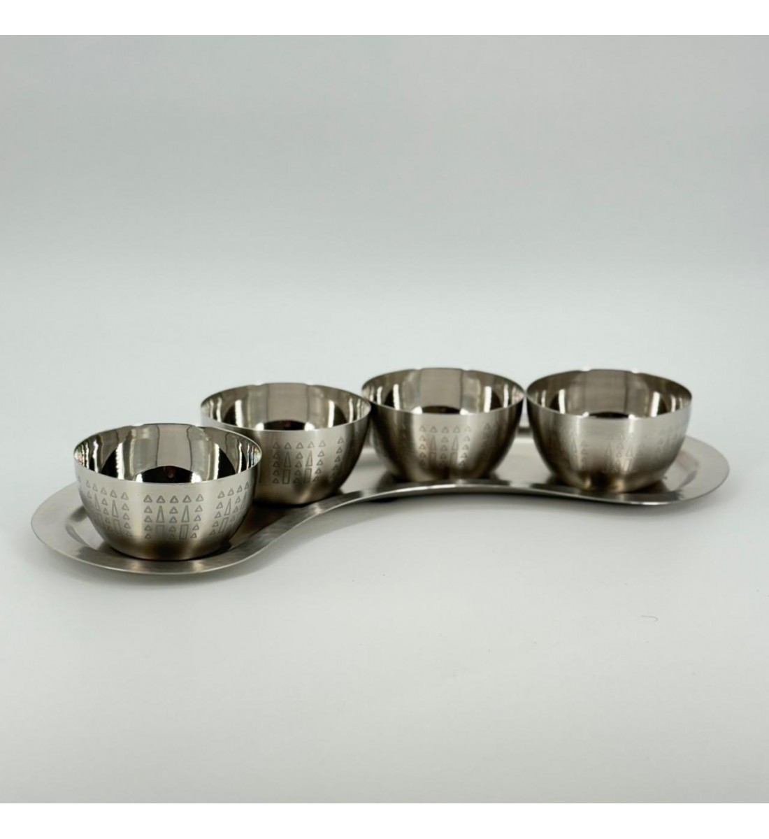 قطعة تقديم أنيقة مصنوعة من الستانلس ستيل اللامع، تتكوّن من 4أوعية صغيرة مرتّبة 