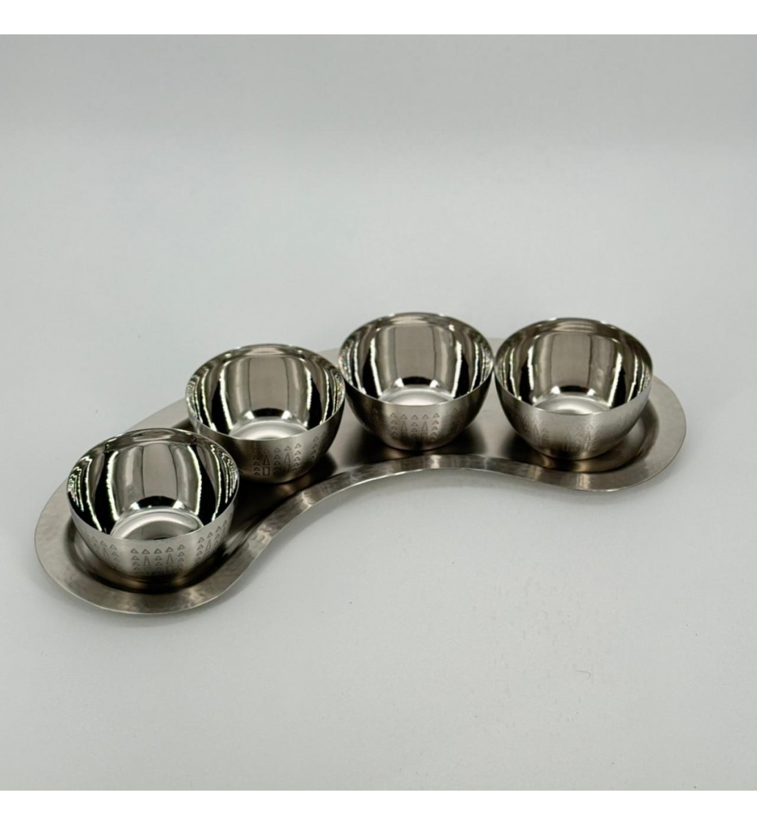 قطعة تقديم أنيقة مصنوعة من الستانلس ستيل اللامع، تتكوّن من 4أوعية صغيرة مرتّبة 