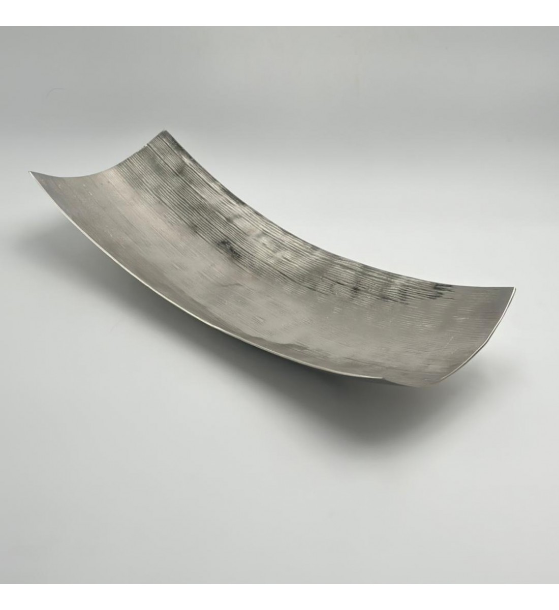 صحن تقديم معدنية فاخرة – تصميم أنيق وعصري 48×18×8سم صحن تقديم معدنية فاخرة – تصميم أنيق وعصري 48×18×8سم