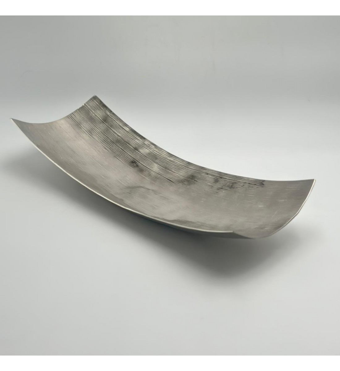 صحن تقديم معدنية فاخرة – تصميم أنيق وعصري 48×18×8سم صحن تقديم معدنية فاخرة – تصميم أنيق وعصري 48×18×8سم