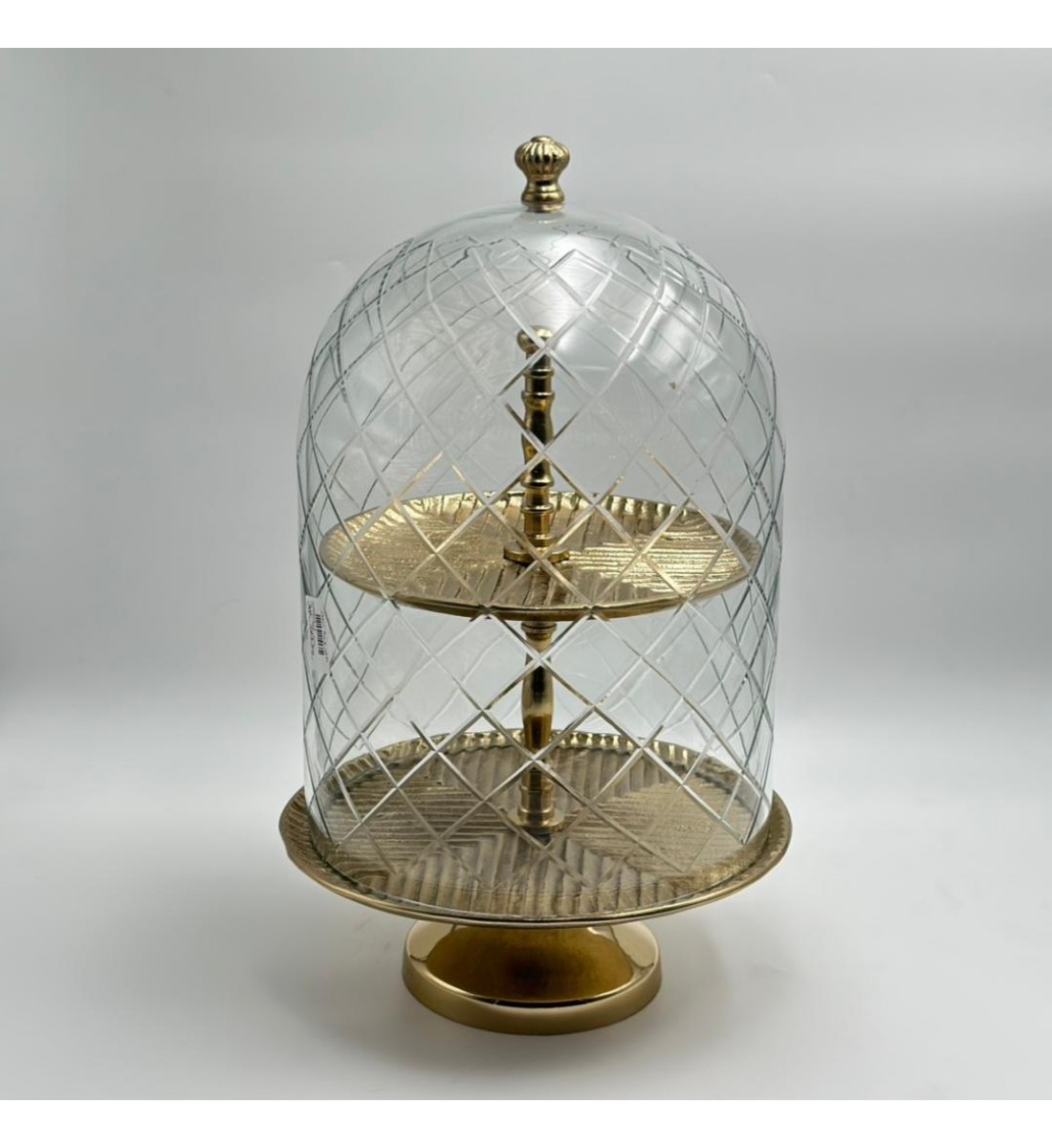 ستاند تقديم مصنوع من زجاج شفاف بنقوش هندسية أنيقة، مع هيكل وقاعدة باللون الذهبي اللامع ستاند تقديم مصنوع من زجاج شفاف بنقوش هندسية أنيقة، مع هيكل وقاعدة باللون الذهبي اللامع