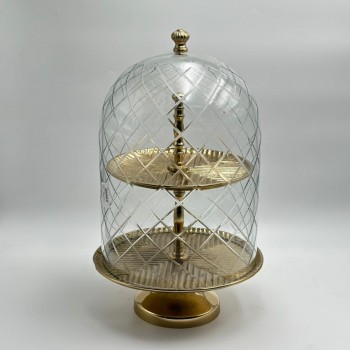 ستاند تقديم مصنوع من زجاج شفاف بنقوش هندسية أنيقة، مع هيكل وقاعدة باللون الذهبي اللامع