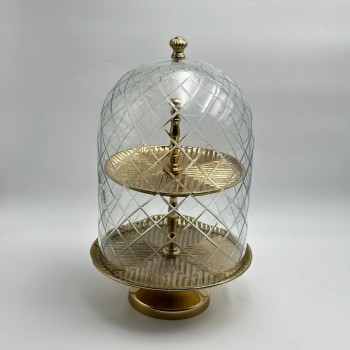 ستاند تقديم مصنوع من زجاج شفاف بنقوش هندسية أنيقة، مع هيكل وقاعدة باللون الذهبي اللامع