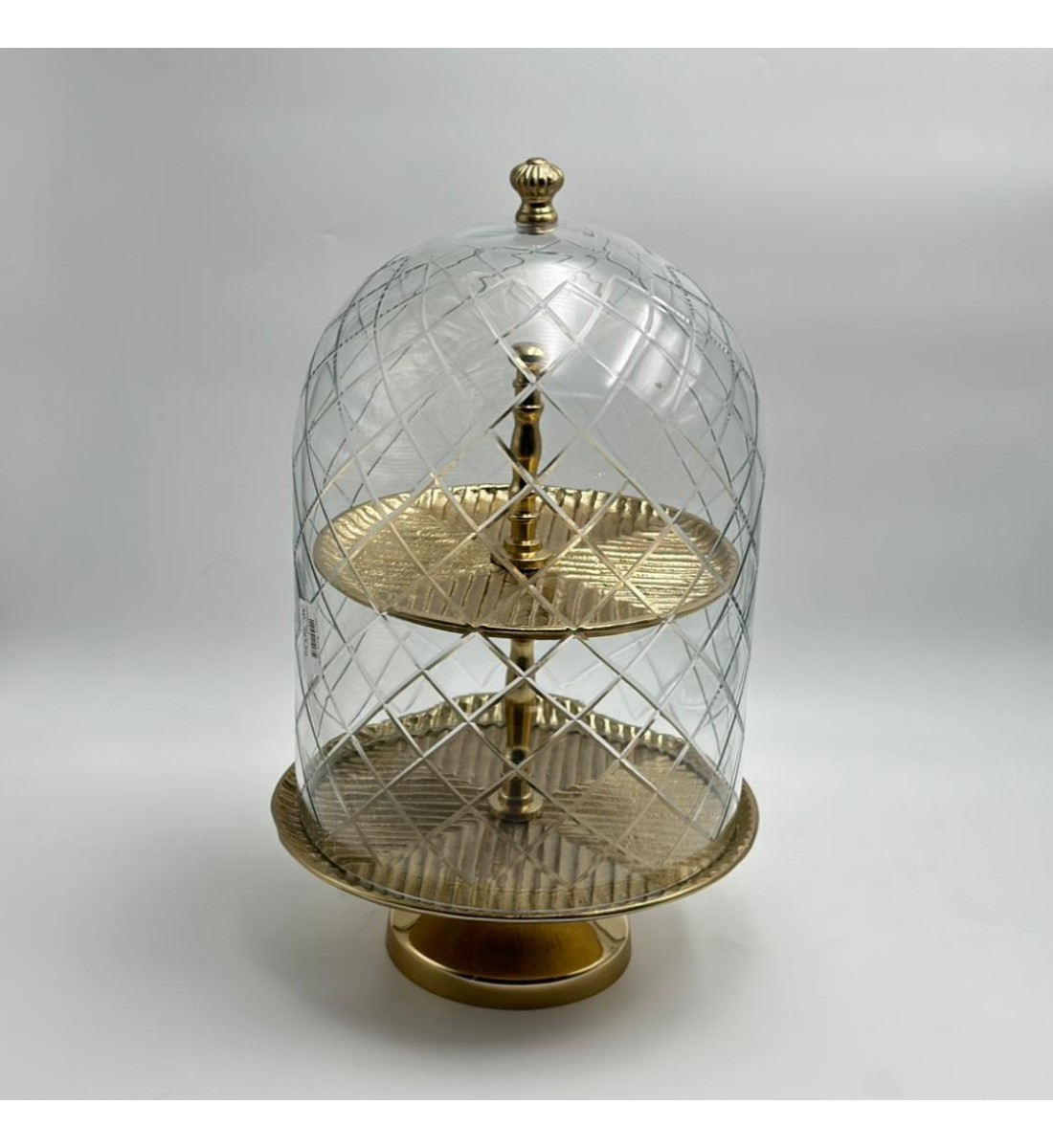 ستاند تقديم مصنوع من زجاج شفاف بنقوش هندسية أنيقة، مع هيكل وقاعدة باللون الذهبي اللامع ستاند تقديم مصنوع من زجاج شفاف بنقوش هندسية أنيقة، مع هيكل وقاعدة باللون الذهبي اللامع