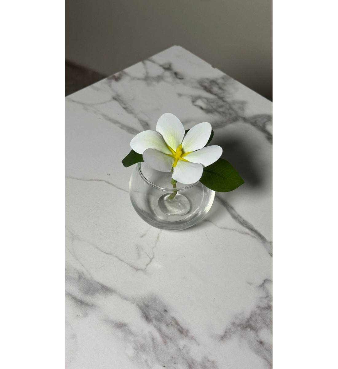 تنسيقاً بسيطاً وأنيقاً يجمع بين الورد بفازة زجاج 