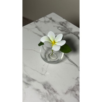 تنسيقاً بسيطاً وأنيقاً يجمع بين الورد بفازة زجاج 