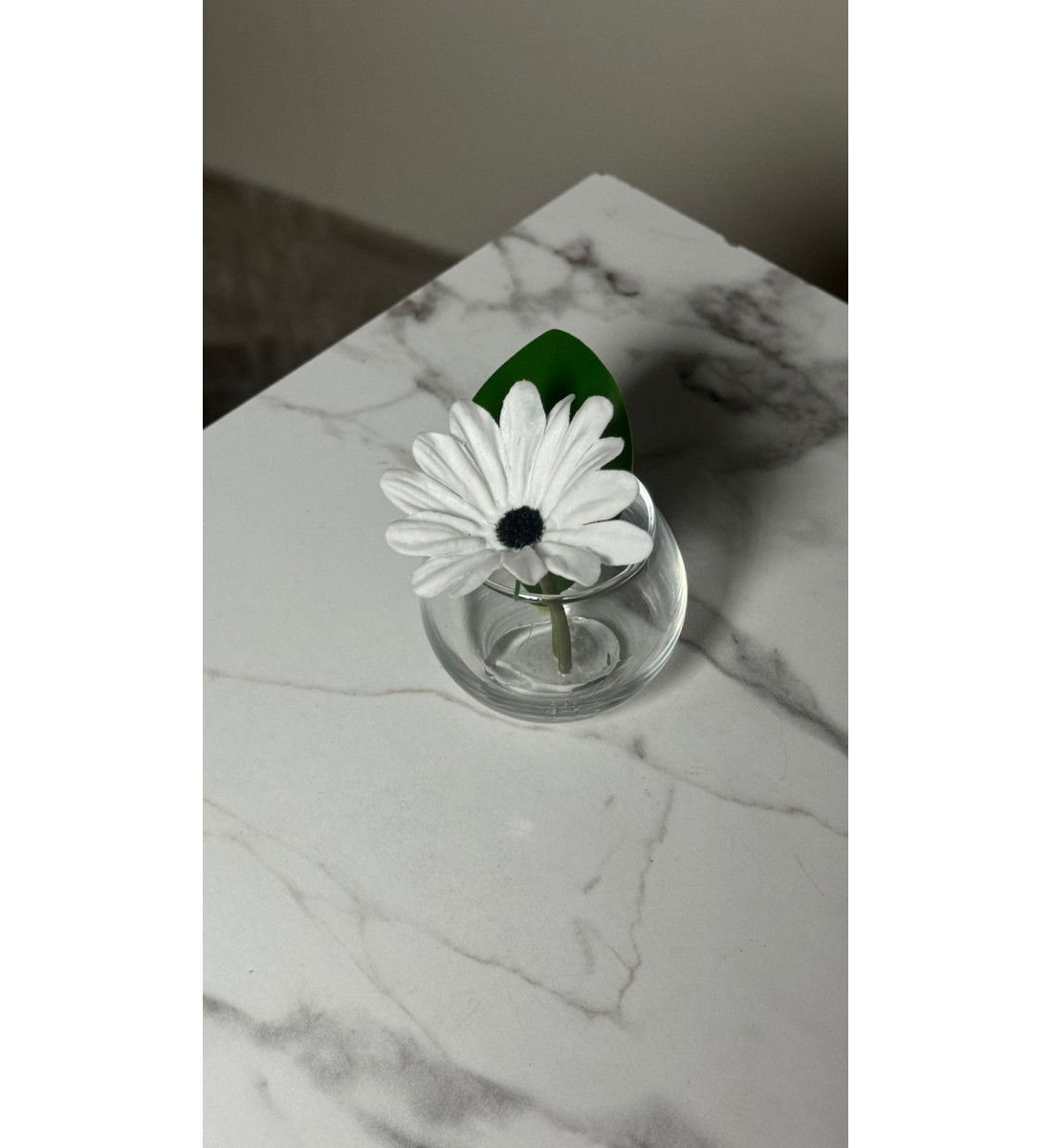 تنسيقاً بسيطاً وأنيقاً يجمع بين الورد بفازة زجاج 