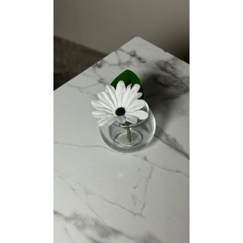 تنسيقاً بسيطاً وأنيقاً يجمع بين الورد بفازة زجاج 