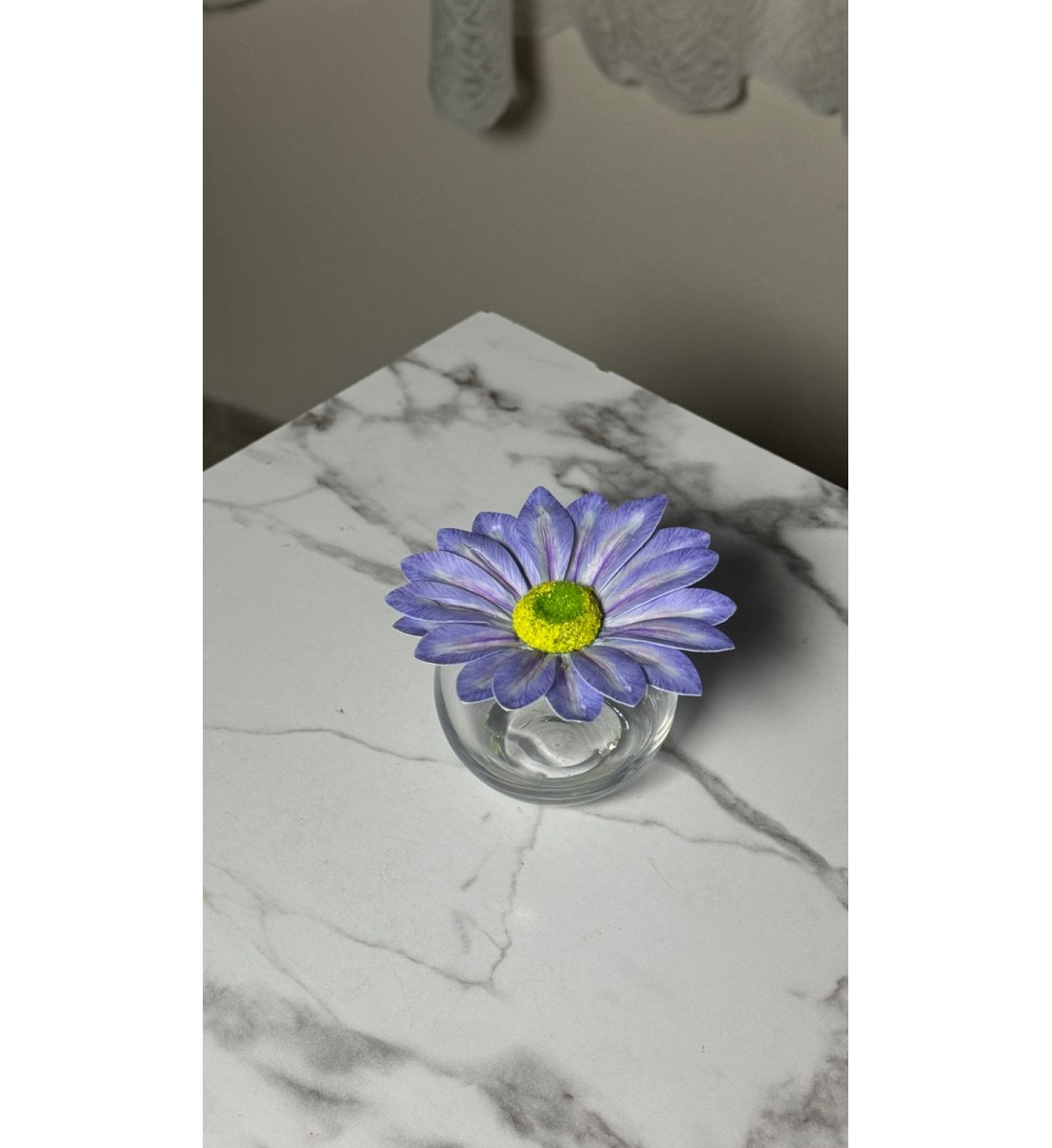 تنسيقاً بسيطاً وأنيقاً يجمع بين الورد بفازة زجاج 