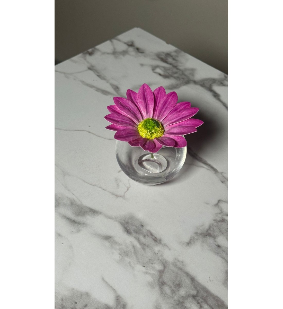 تنسيقاً بسيطاً وأنيقاً يجمع بين الورد بفازة زجاج 