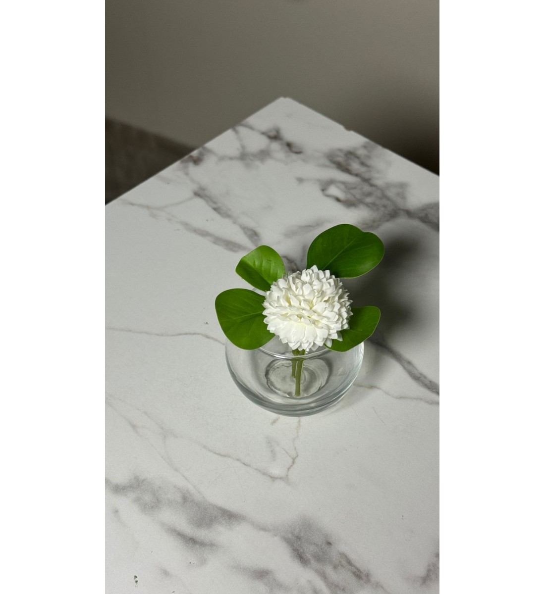 تنسيقاً بسيطاً وأنيقاً يجمع بين الورد بفازة زجاج 