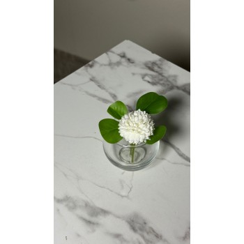 تنسيقاً بسيطاً وأنيقاً يجمع بين الورد بفازة زجاج 