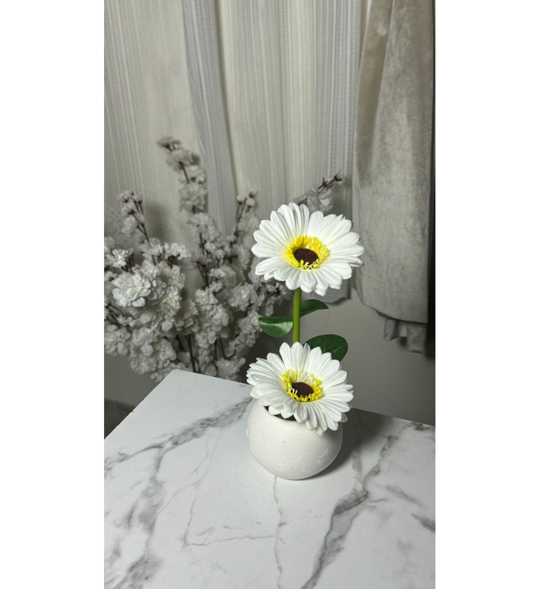 تنسيقاً بسيطاً وأنيقاً يجمع بين الورد بفازة زجاج 