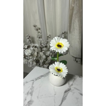 تنسيقاً بسيطاً وأنيقاً يجمع بين الورد بفازة زجاج 