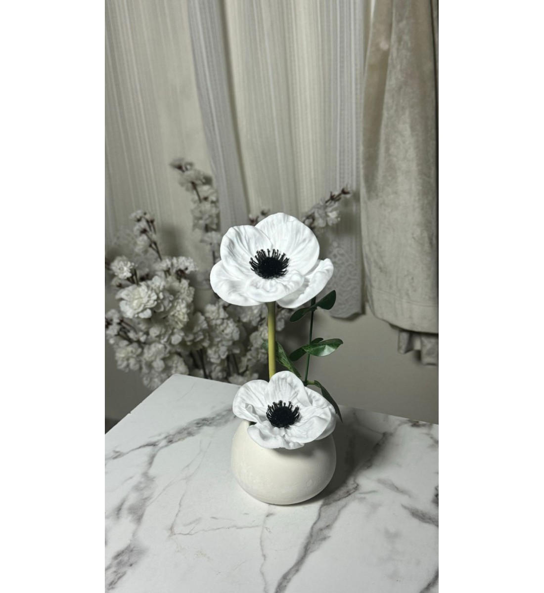 تنسيقاً بسيطاً وأنيقاً يجمع بين الورد بفازة زجاج 