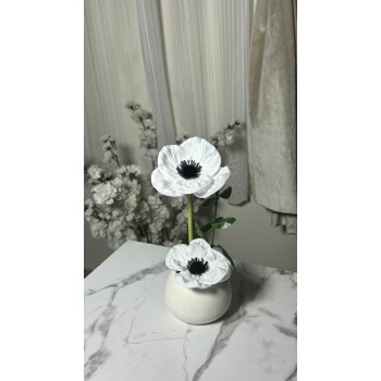 تنسيقاً بسيطاً وأنيقاً يجمع بين الورد بفازة زجاج 