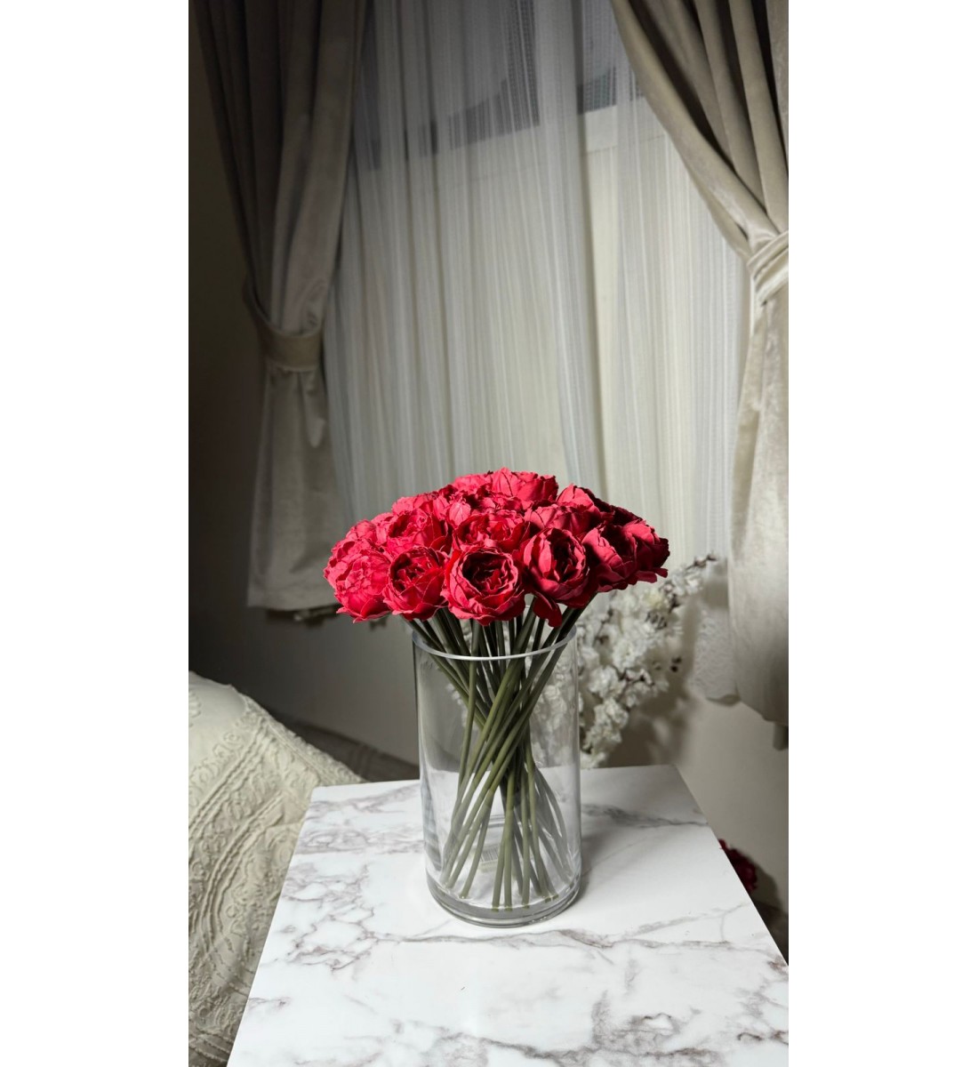 تنسيقاً بسيطاً وأنيقاً يجمع بين الورد بفازة زجاج ارتفاع 28 سم تنسيقاً بسيطاً وأنيقاً يجمع بين الورد بفازة زجاج ارتفاع 28 سم
