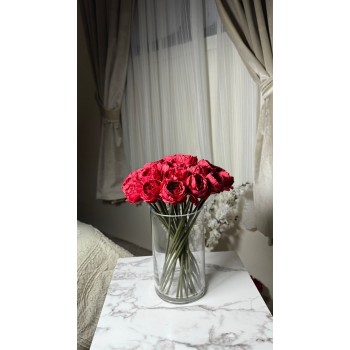 تنسيقاً بسيطاً وأنيقاً يجمع بين الورد بفازة زجاج  ارتفاع 28 سم 