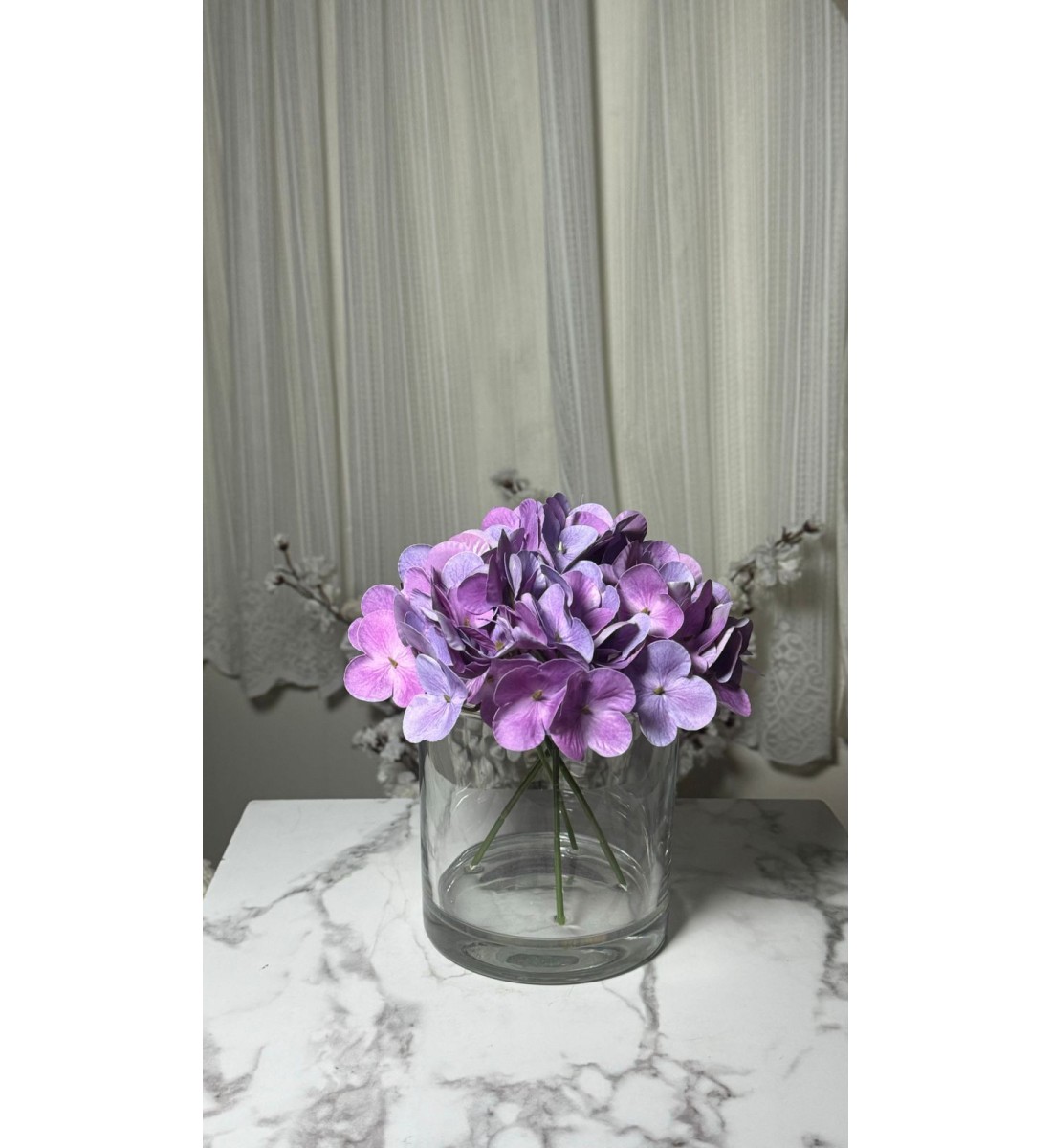 تنسيقاً بسيطاً وأنيقاً يجمع بين الورد بفازة زجاج  ارتفاع 15 سم 