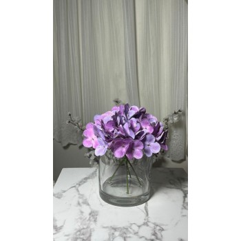 تنسيقاً بسيطاً وأنيقاً يجمع بين الورد بفازة زجاج  ارتفاع 15 سم 