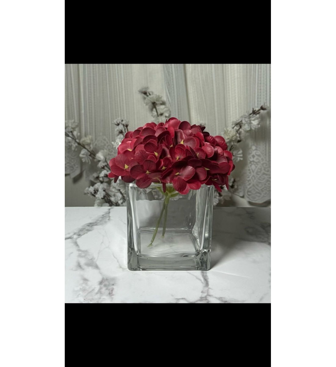 تنسيقاً بسيطاً وأنيقاً يجمع بين الورد بفازة زجاج  ارتفاع 15 سم 