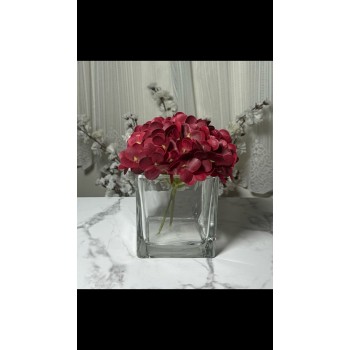 تنسيقاً بسيطاً وأنيقاً يجمع بين الورد بفازة زجاج  ارتفاع 15 سم 