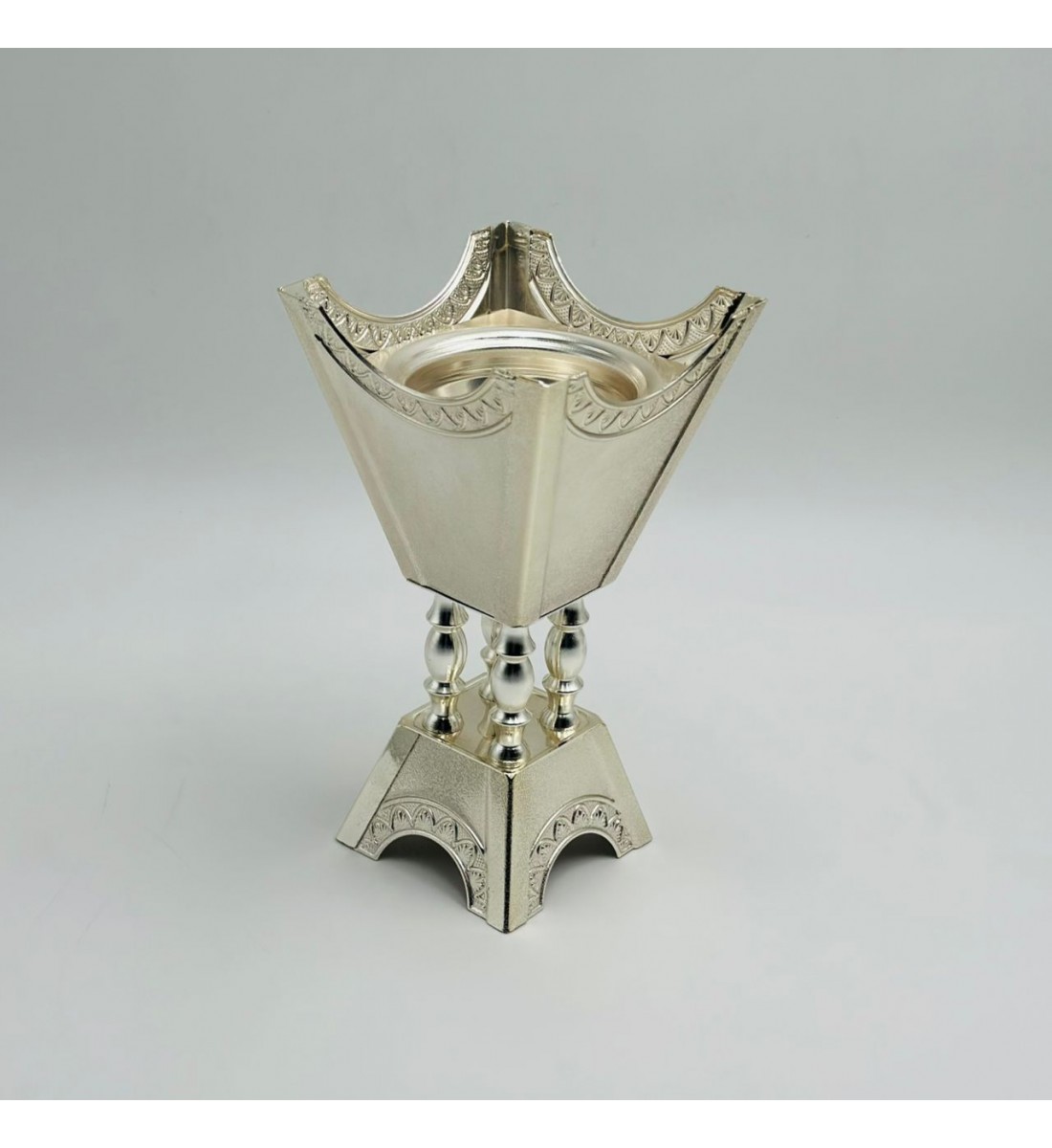 مبخرة بتصميم أنيق وعصري مصنوعة من معدن عالي الجودة12×12×22سم 