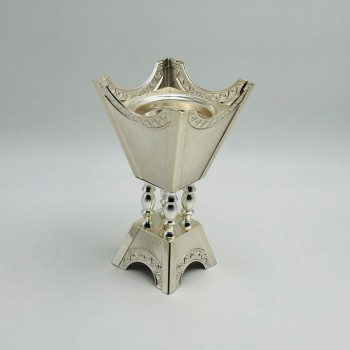 مبخرة بتصميم أنيق وعصري مصنوعة من معدن عالي الجودة12×12×22سم 