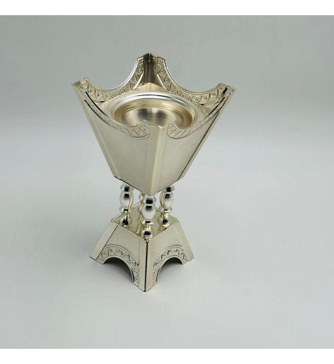 مبخرة بتصميم أنيق وعصري مصنوعة من معدن عالي الجودة12×12×22سم 