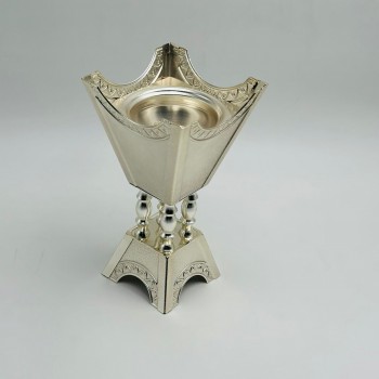 مبخرة بتصميم أنيق وعصري مصنوعة من معدن عالي الجودة12×12×22سم 