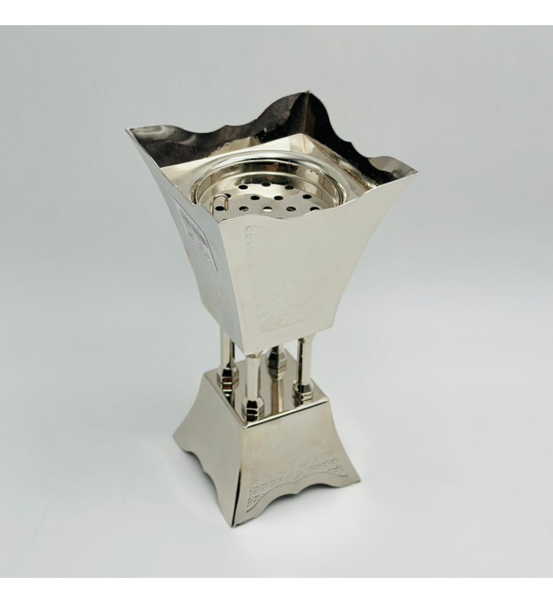 مبخرة بتصميم أنيق وعصري مصنوعة من معدن عالي الجودة12×12×22سم 