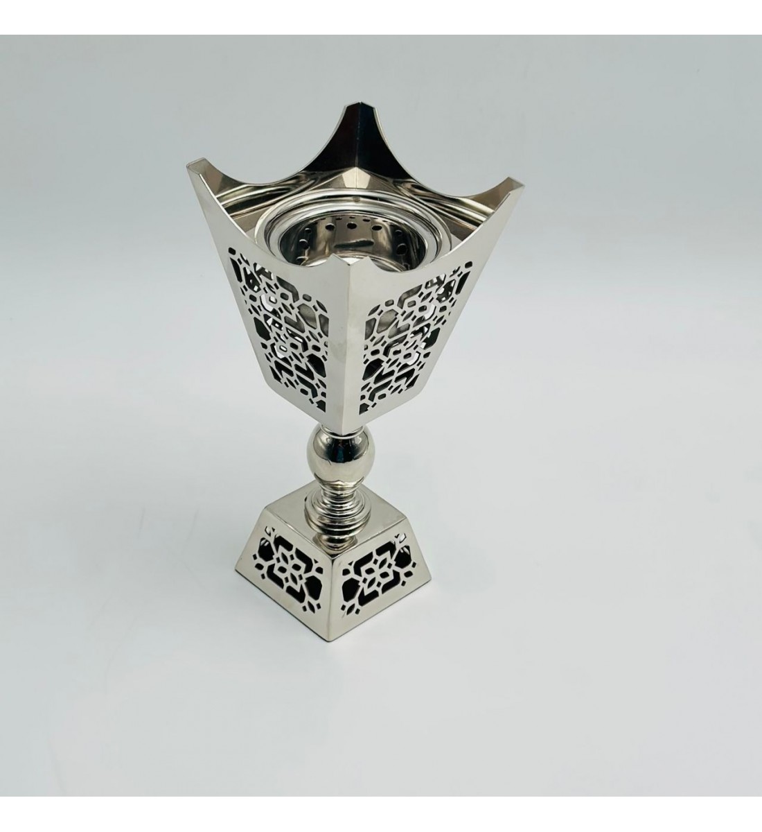 مبخرة بتصميم أنيق وعصري مصنوعة من معدن عالي الجودة10×10×22سم 