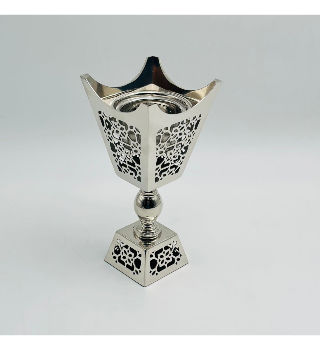 مبخرة بتصميم أنيق وعصري مصنوعة من معدن عالي الجودة10×10×22سم 