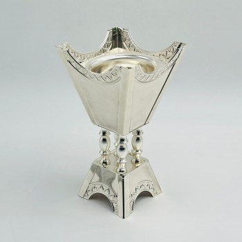 مبخرة بتصميم أنيق وعصري مصنوعة من معدن عالي الجودة12×12×22سم 