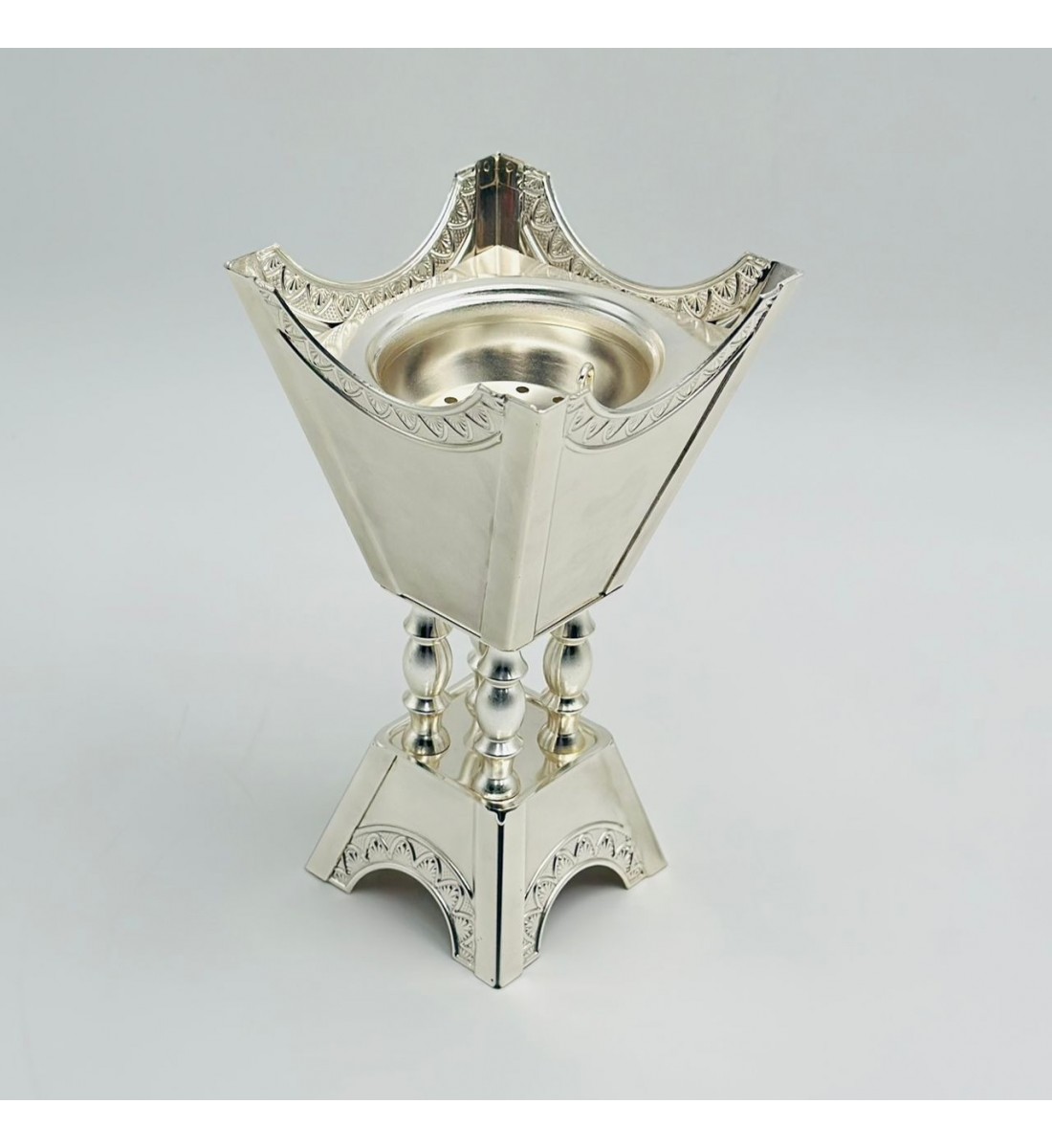 مبخرة بتصميم أنيق وعصري مصنوعة من معدن عالي الجودة12×12×22سم 